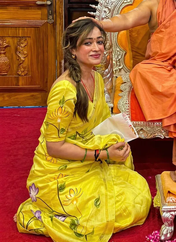 Yellow_Floral_Linen_Saree_With_Hand_Painted_Design