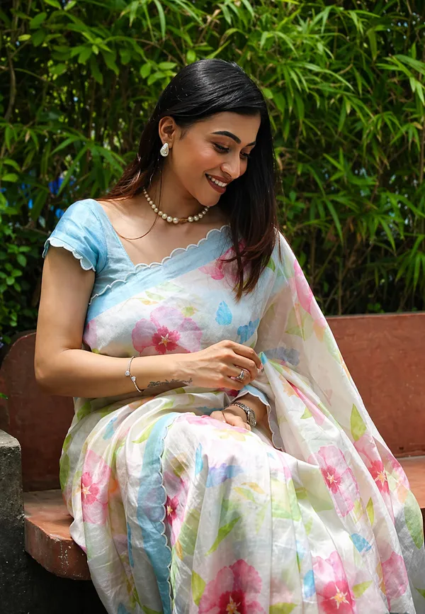 Pastel_Floral_Linen_Saree_With_Soft_Watercolor_Print