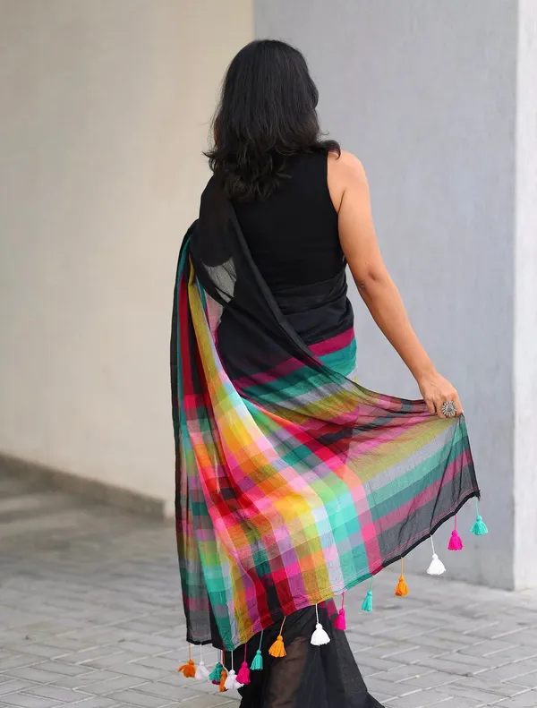 Black_Linen_Saree_With_Multicolor_Striped_Pallu