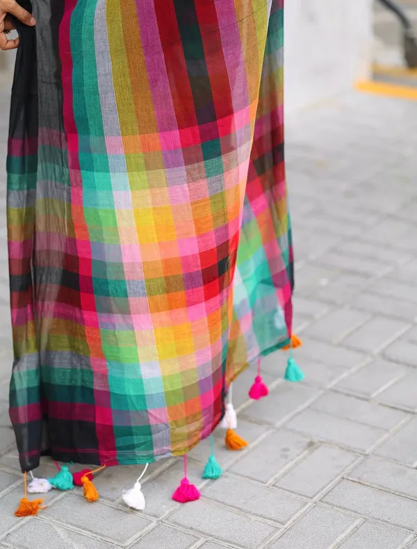 Black_Linen_Saree_With_Multicolor_Striped_Pallu