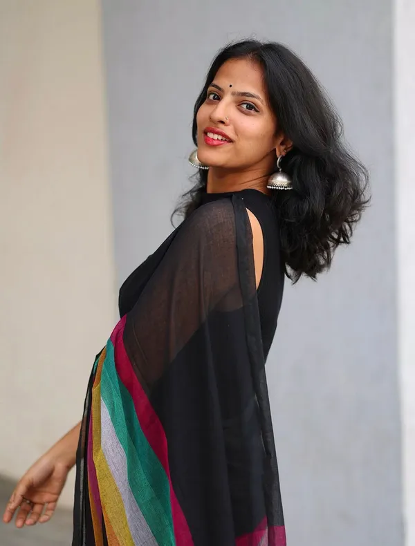 Black_Linen_Saree_With_Multicolor_Striped_Pallu