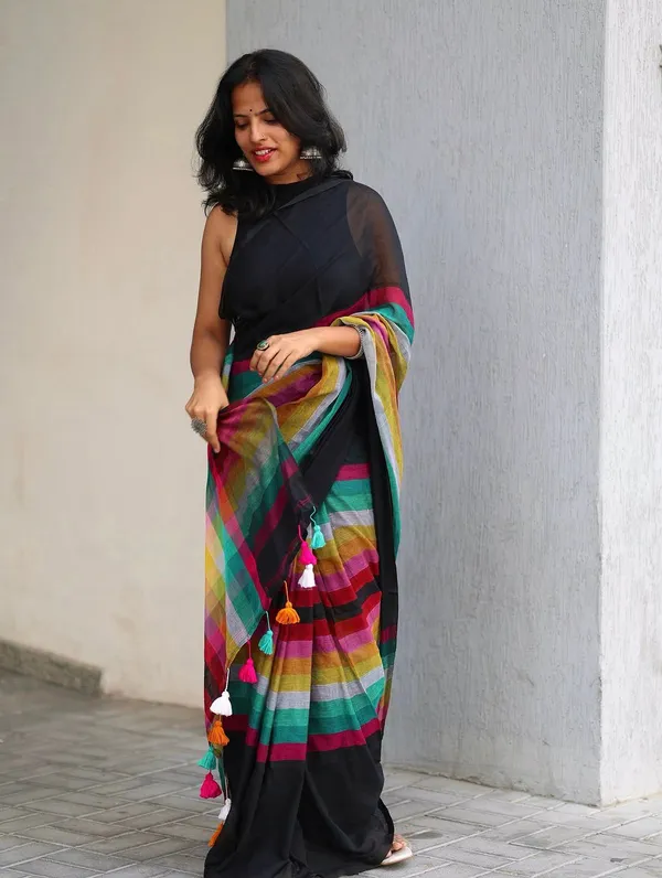 Black_Linen_Saree_With_Multicolor_Striped_Pallu