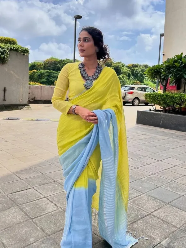 Lime_Yellow_Sky_Blue_Linen_Saree_With_Dual_Tone_Contrast