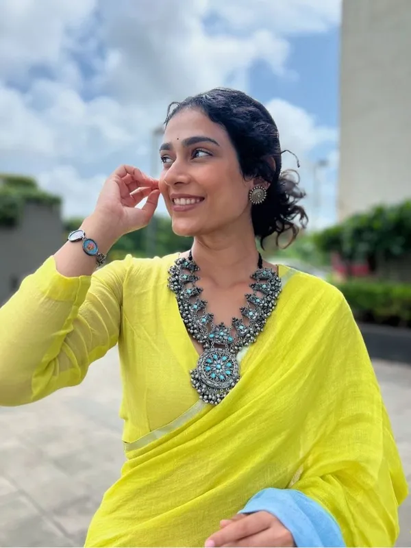 Lime_Yellow_Sky_Blue_Linen_Saree_With_Dual_Tone_Contrast