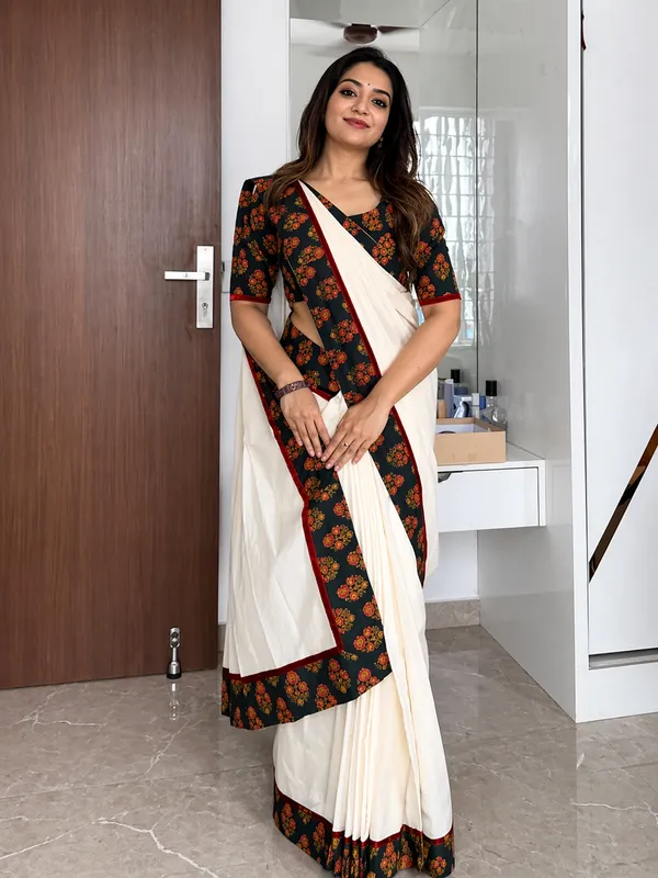 Off_White_Linen_Saree_With_Black_Floral_Printed_Blouse_Border