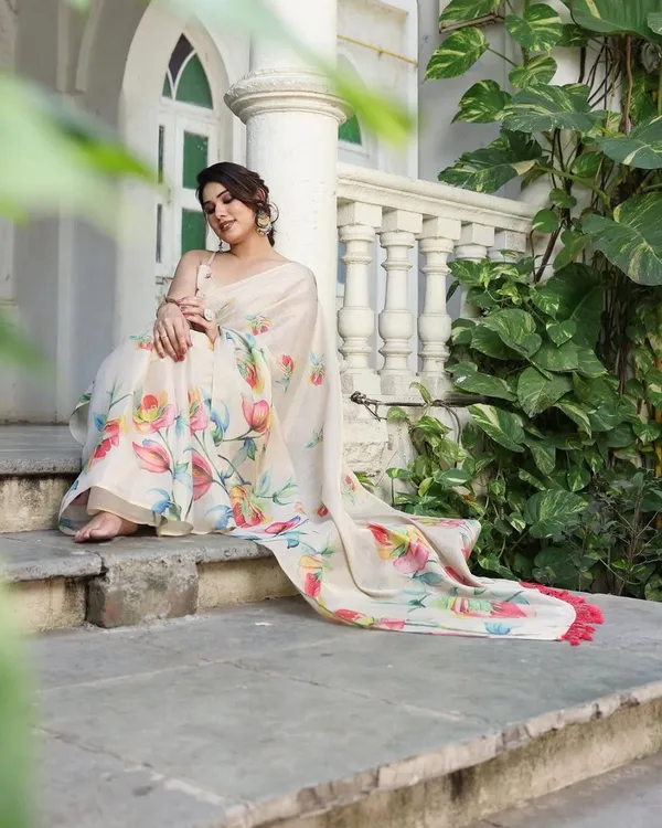 Beige_Cream_Multicolor_Floral_Linen_Saree_With_Tassels