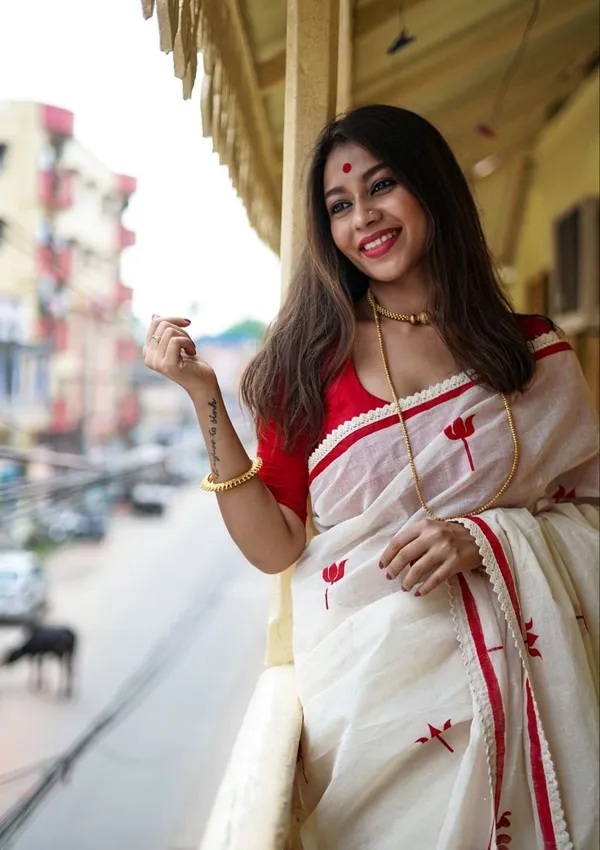 White_Linen_Saree_With_Red_Tulip_Print_And_Lace_Border