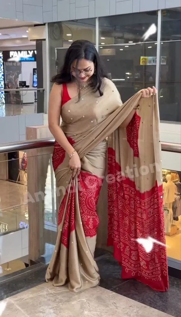 Beige_Gajji_Silk_Saree_With_Red_Bandhani_Print_Border