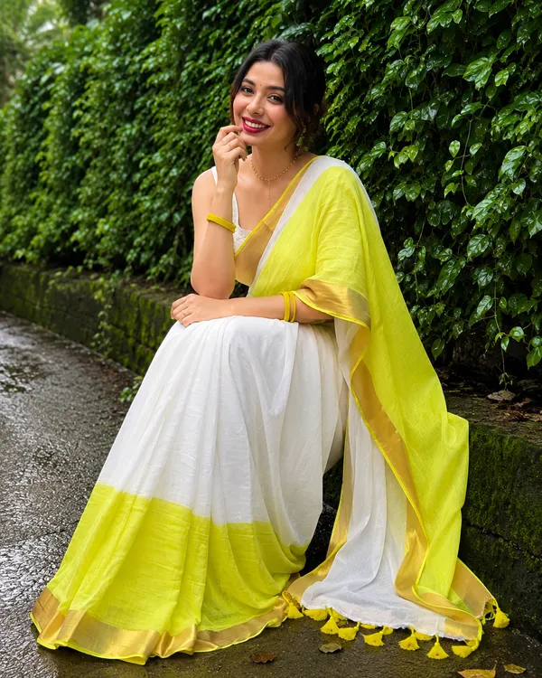 Lime_Green_White_Linen_Saree_With_Golden_Zari_Border