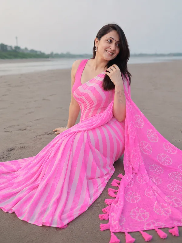 Pink_Leheriya_Chiffon_Saree_With_Bandhani_Pallu
