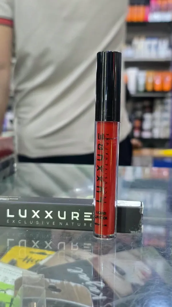 Luxxure_Red_Liquid_Lipstick_(RED04)