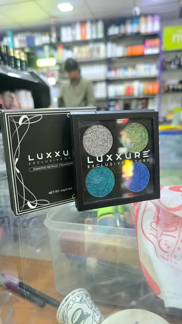 Luxxure_Diamond_Metallic_Eyeshadow_Palette