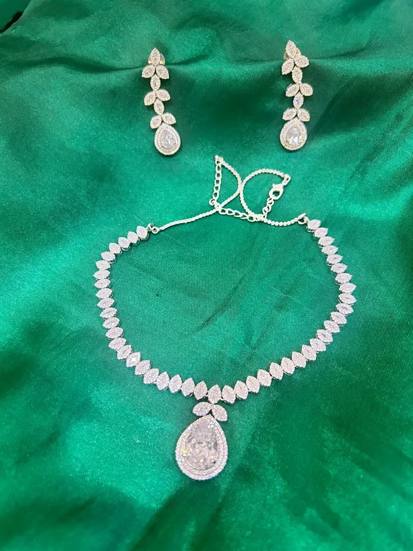 Silver-Tone_Leaf_Motif_Necklace_And_Earrings_Set