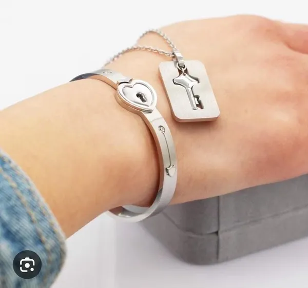 Silver-Tone_Heart_Lock_Charm_Bracelet_for_Women