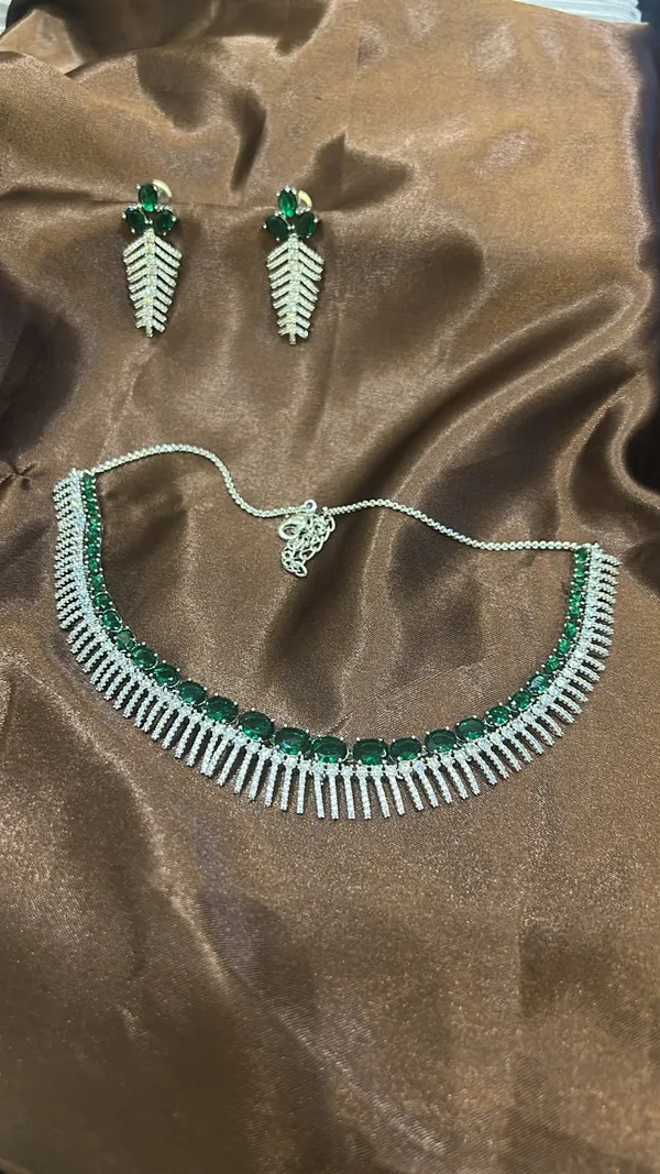 Green_Leaf_Motif_Necklace_And_Earrings_Set_for_Women