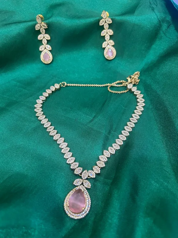Gold_Tone_Floral_Pendant_Jewellery_Set_for_Women