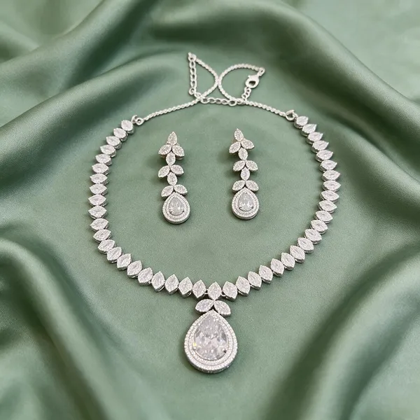 Silver-Tone_Leaf_Motif_Necklace_And_Earrings_Set