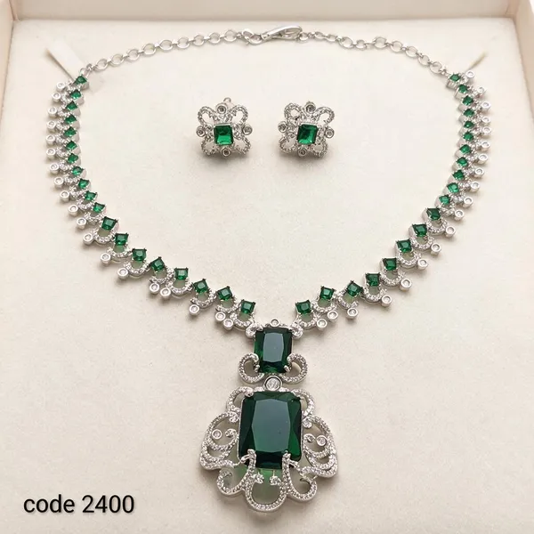Green_Stone_Necklace_And_Earrings_Set_For_Women