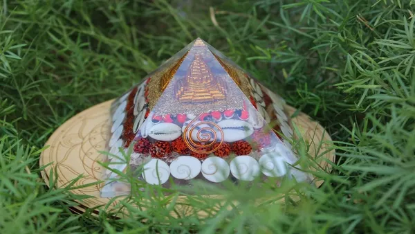 Orgonite_Pyramid_With_Shree_Yantra