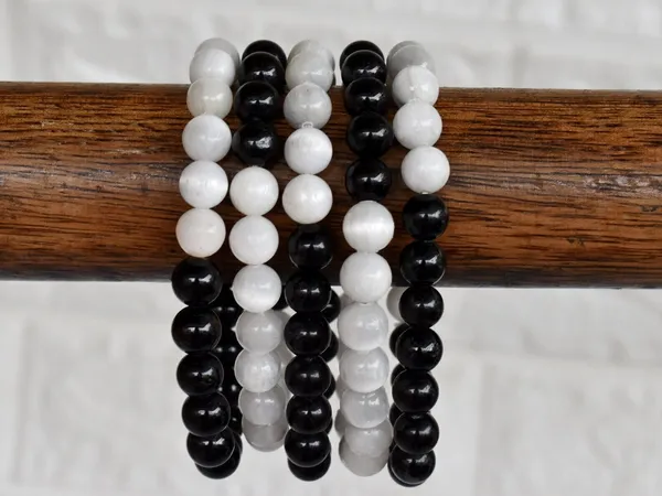 Agatesaura_Crystal_Beads,_Agate,_Crystal,_Jade,_Quartz_Bracelet_()
