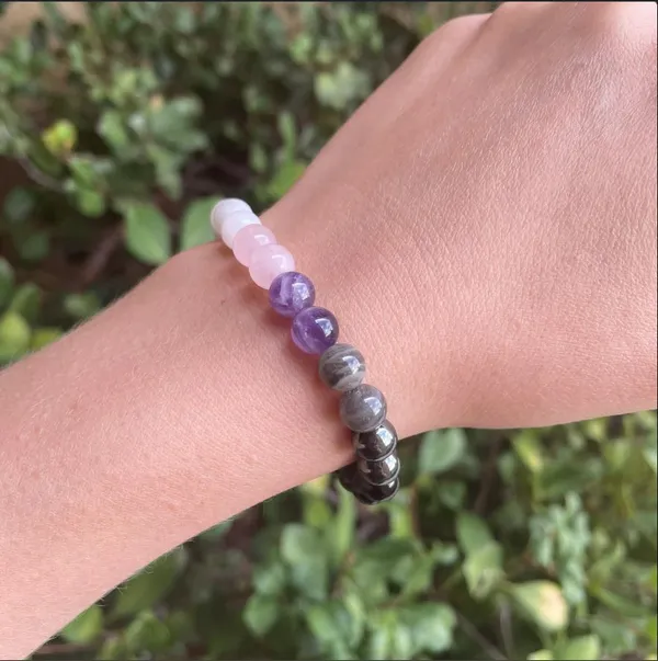 Agatesaura_Crystal_Agate,_Crystal,_Jade,_Quartz_Bracelet_()
