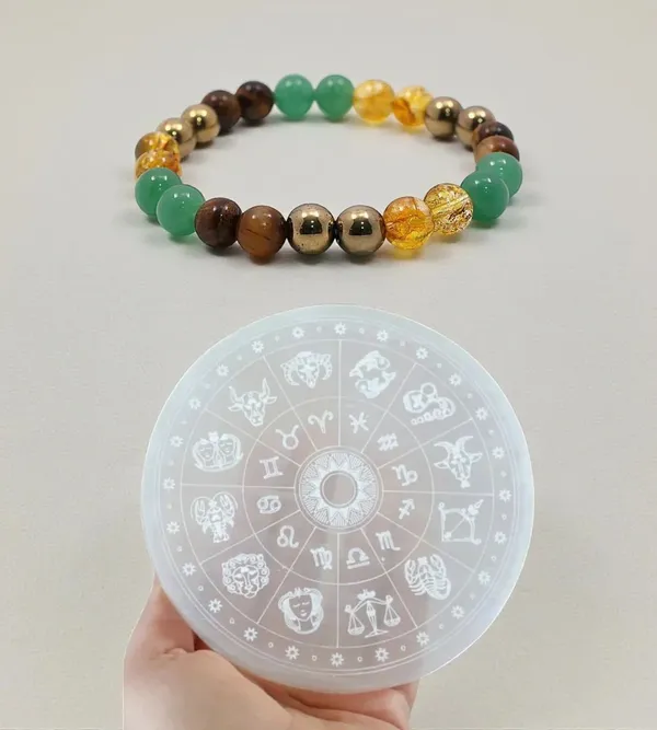 Multiagate_Green_Aventurine,_Golden_Pyrite,_Crystal,_Tiger's_Eye,_Citrine,_Clear_Quartz,_Green_Jade_Beads_Bracelet_()