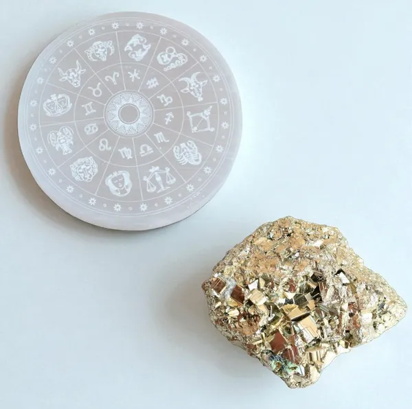 Multiagate_Selenite_Crystal_Charging_Plate,_3-4_Inch_Engraved_Sri_Yantra_Selenite_Plate_Decorative_Showpiece__-__4_cm_(Stone,_White)
