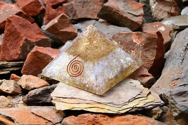 Multiagate_55mm_orgone_Pyramid_Opalite_Protection_Crystals_Reiki_Healing_Stones_Decorative_Showpiece__-__10_cm_(Crystal,_White)