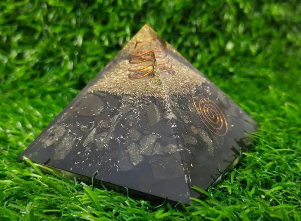 Multiagate_Black_Tourmaline_Orgone_Pyramid_with_Natural_Clear_Quartz_Point_and_Copper_Coil_Decorative_Showpiece__-__8_cm_(Stone,_Black)