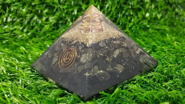 Multiagate_Black_Tourmaline_Orgone_Pyramid_with_Natural_Clear_Quartz_Point_and_Copper_Coil_Decorative_Showpiece__-__8_cm_(Stone,_Black)