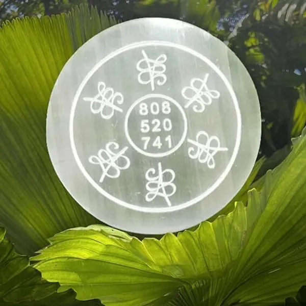 Multiagate_Selenite_Charging_Carving_Plate_to_3.5_Inch_with_Rieki_Healing_Numbers_for_Reiki_Decorative_Showpiece__-__4_cm_(Stone,_White)