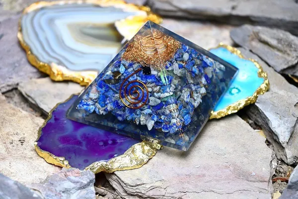 Multiagate_55mm_orgone_pyramid_Lapis_Lazuli_protection_crystals_Decorative_Showpiece__-__10_cm_(Crystal,_Blue)