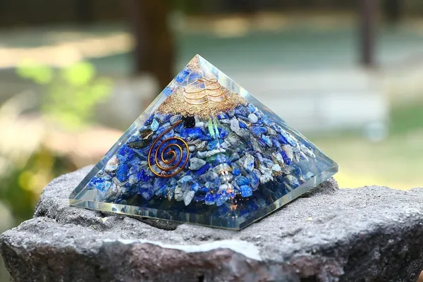 Multiagate_55mm_orgone_pyramid_Lapis_Lazuli_protection_crystals_Decorative_Showpiece__-__10_cm_(Crystal,_Blue)