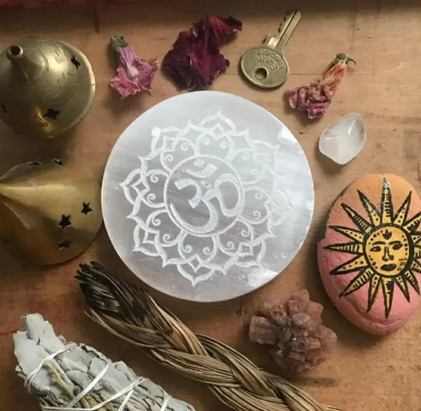 Multiagate_Ohm_Symbol_Engraved_Selenite_Charging_Plate_3_Inch_Used_for_Healing_Decorative_Showpiece__-__4_cm_(Stone,_White)