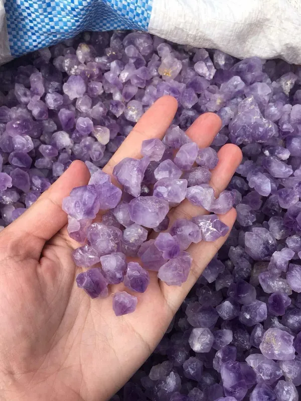 Agatesaura_LN01APN200_Regular_Asymmetrical_Crystal_Stone_(Purple_200_g)