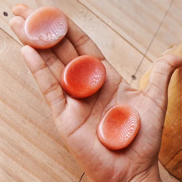 Agatesaura_Red_Aventurine_Thumb_Worry_Stone_for_reiki_healing_crystals_Vastu_Meditation_Polished_Oval_Crystal_Stone_(Red_1_Pieces)