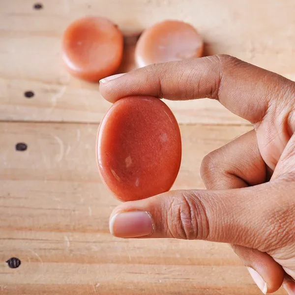 Agatesaura_Red_Aventurine_Thumb_Worry_Stone_for_reiki_healing_crystals_Vastu_Meditation_Polished_Oval_Crystal_Stone_(Red_1_Pieces)