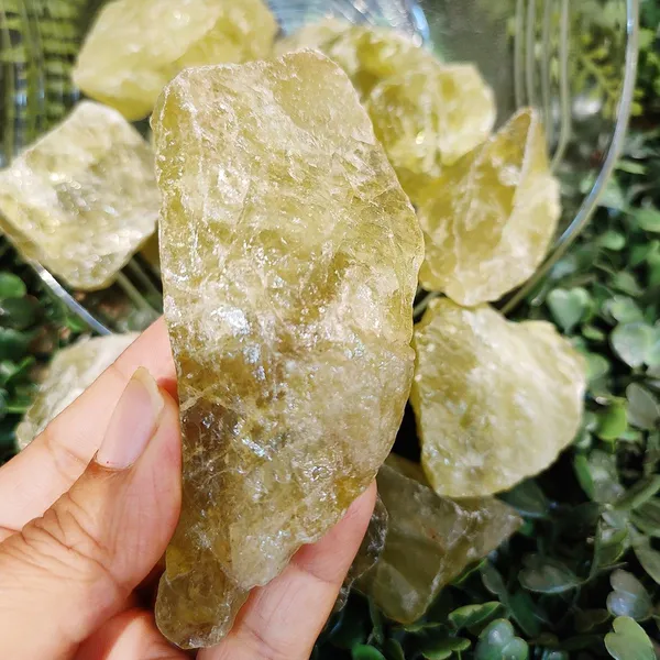 Agatesaura_LNRAWSTO01_Regular_Round_Crystal_Stone_(Yellow_200_g)