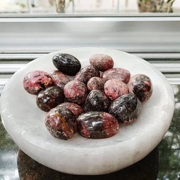 Agatesaura_Rhodonite_Tumble_Stones_50_Gram_Regular_Asymmetrical_Crystal_Stone_(Multicolor_50_g)