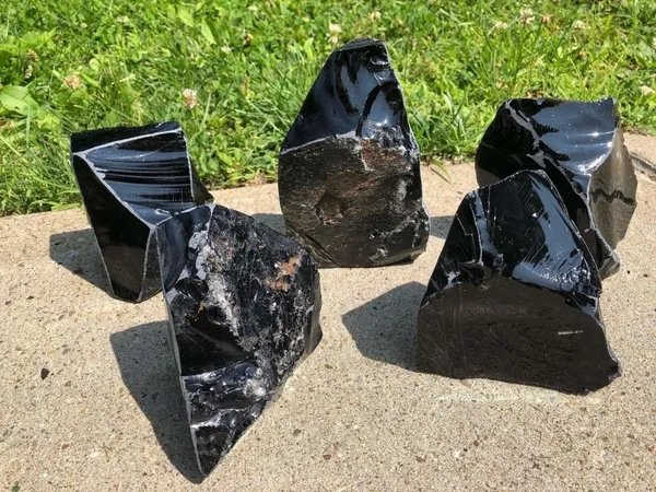 Agatesaura_LN03BOR250_Regular_Asymmetrical_Crystal_Stone_(Black_250_g)
