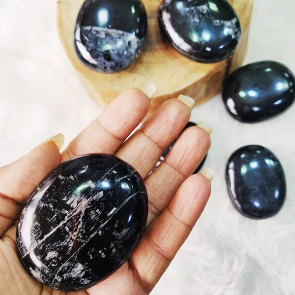 Agatesaura_LNPMS02_Regular_Oval_Crystal_Stone_(Black_1_kg)