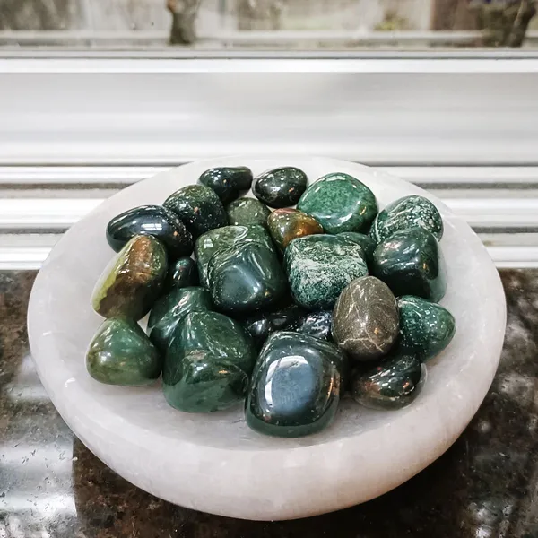Agatesaura_Blood_Stone_Tumbled_Stone_50_Gram_Regular_Asymmetrical_Crystal_Stone_(Green_50_g)