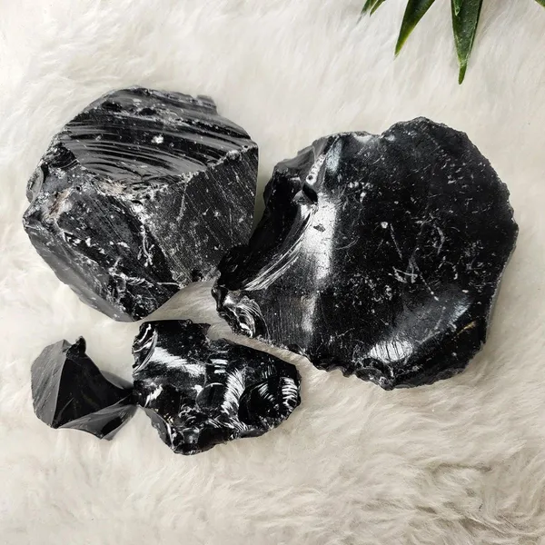 Agatesaura_Natural_Black_Obsidian_Crystals_Raw_Rough_Stones_for_Reiki_Stones_Healing_Regular_Asymmetrical_Crystal_Stone_(Black_250_g)