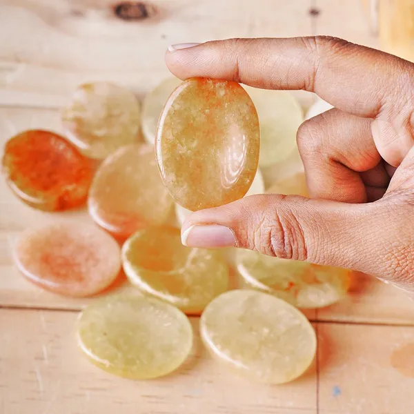 Agatesaura_Yellow_Aventurine_Thumb_Worry_Stone_for_reiki_healing_crystals_Vastu_Meditation_Polished_Oval_Crystal_Stone_(Yellow_1_Pieces)