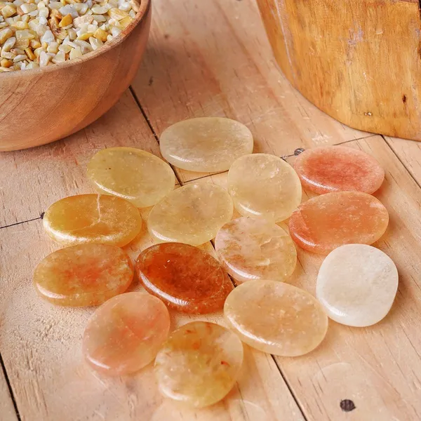 Agatesaura_Yellow_Aventurine_Thumb_Worry_Stone_for_reiki_healing_crystals_Vastu_Meditation_Polished_Oval_Crystal_Stone_(Yellow_1_Pieces)