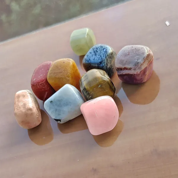 Agatesaura_LN9PL01_Polished_Asymmetrical_Quartz_Pebbles_(Multicolor_9_Pieces)