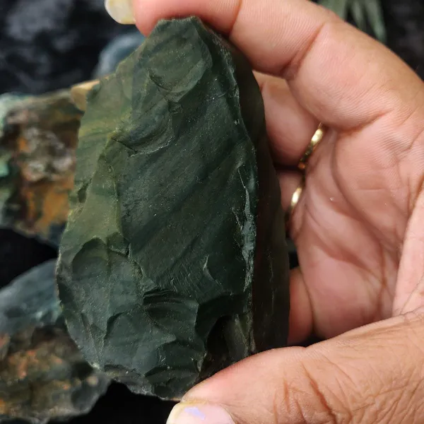 Agatesaura_Natural_Bloodstone_Crystals_Raw_Rough_Stones_for_Reiki_Stones_Healing_Regular_Asymmetrical_Crystal_Stone_(Green_250_g)