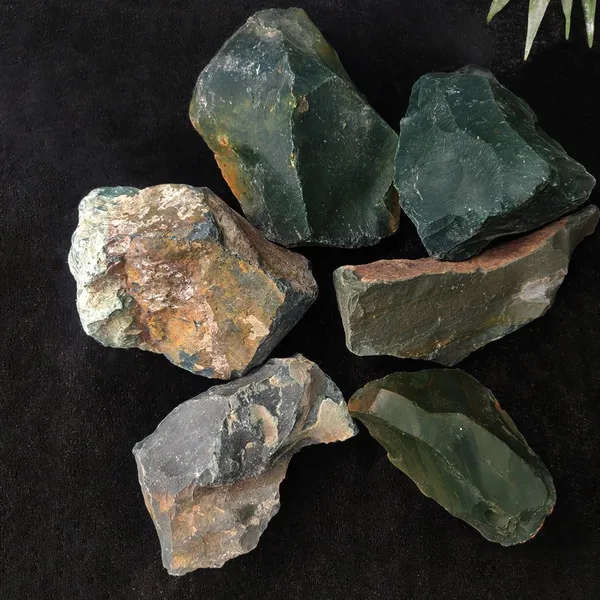 Agatesaura_Natural_Bloodstone_Crystals_Raw_Rough_Stones_for_Reiki_Stones_Healing_Regular_Asymmetrical_Crystal_Stone_(Green_250_g)
