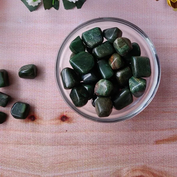 Agatesaura_LN1PCTMS30_Regular_Asymmetrical_Crystal_Stone_(Green_1_Pieces)