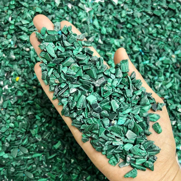 Agatesaura_Malachite_Crystal_Chips_Stone_Tumble_Pebble_For_Aquarium_Vases_Plants_Decoration_Polished_Asymmetrical_Crystal_Stone_(Green_50_g)